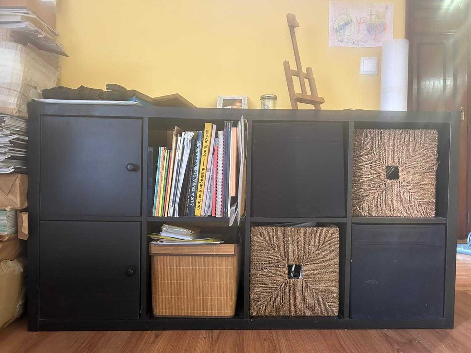 Estante com portas e cestinhos