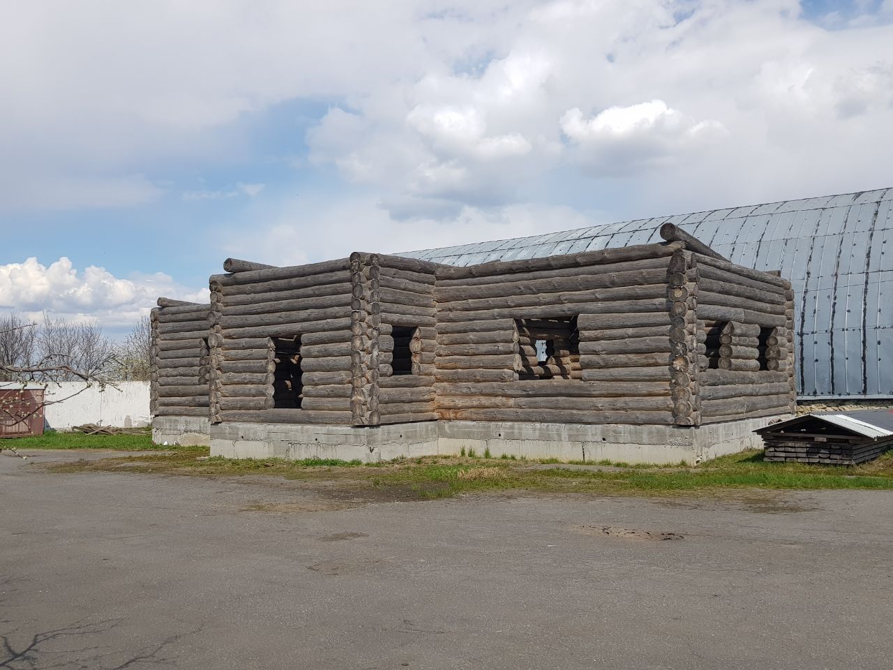 Будівля з бруса (один поверх) , продається тільки брус (Сосна)