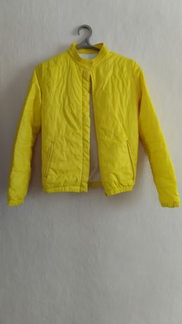 Курточка жовтого кольору