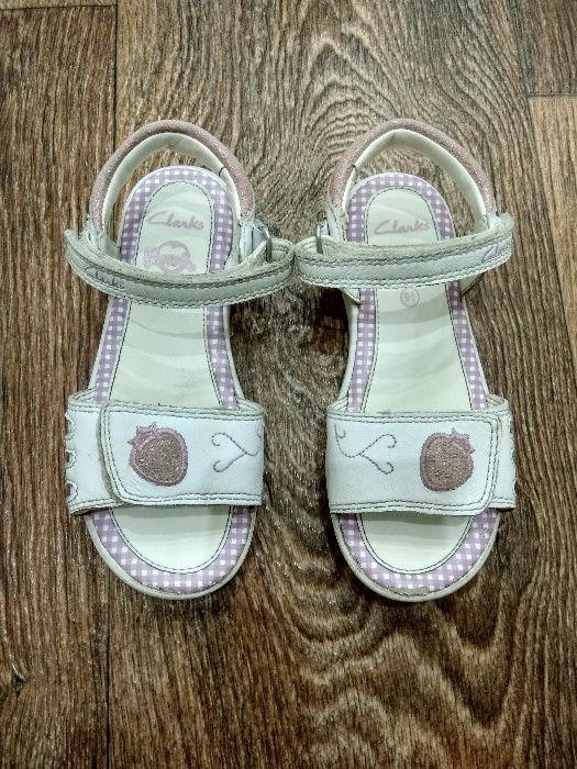 Босоножки Clarks для девочки (размер 9 1/2, 17,5 см)
