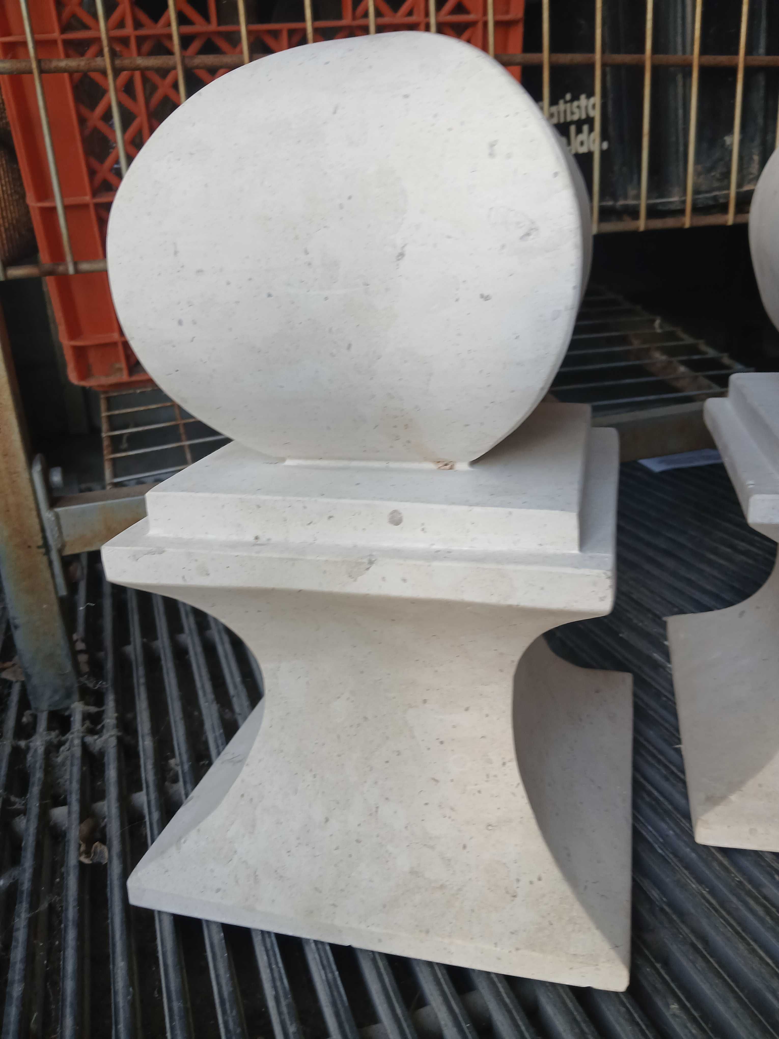 Acabamentos para colunas / pilares em Pedra Esculpida - Branco - Par