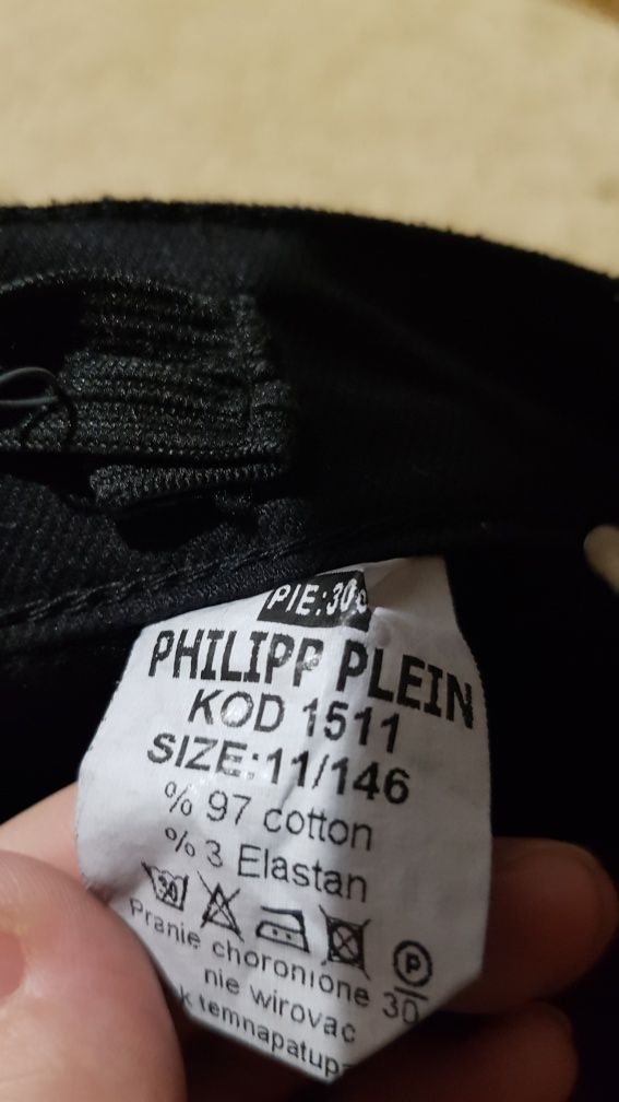 Продам турецкие утеплённые джинсы на мальчика Philipp Plein.