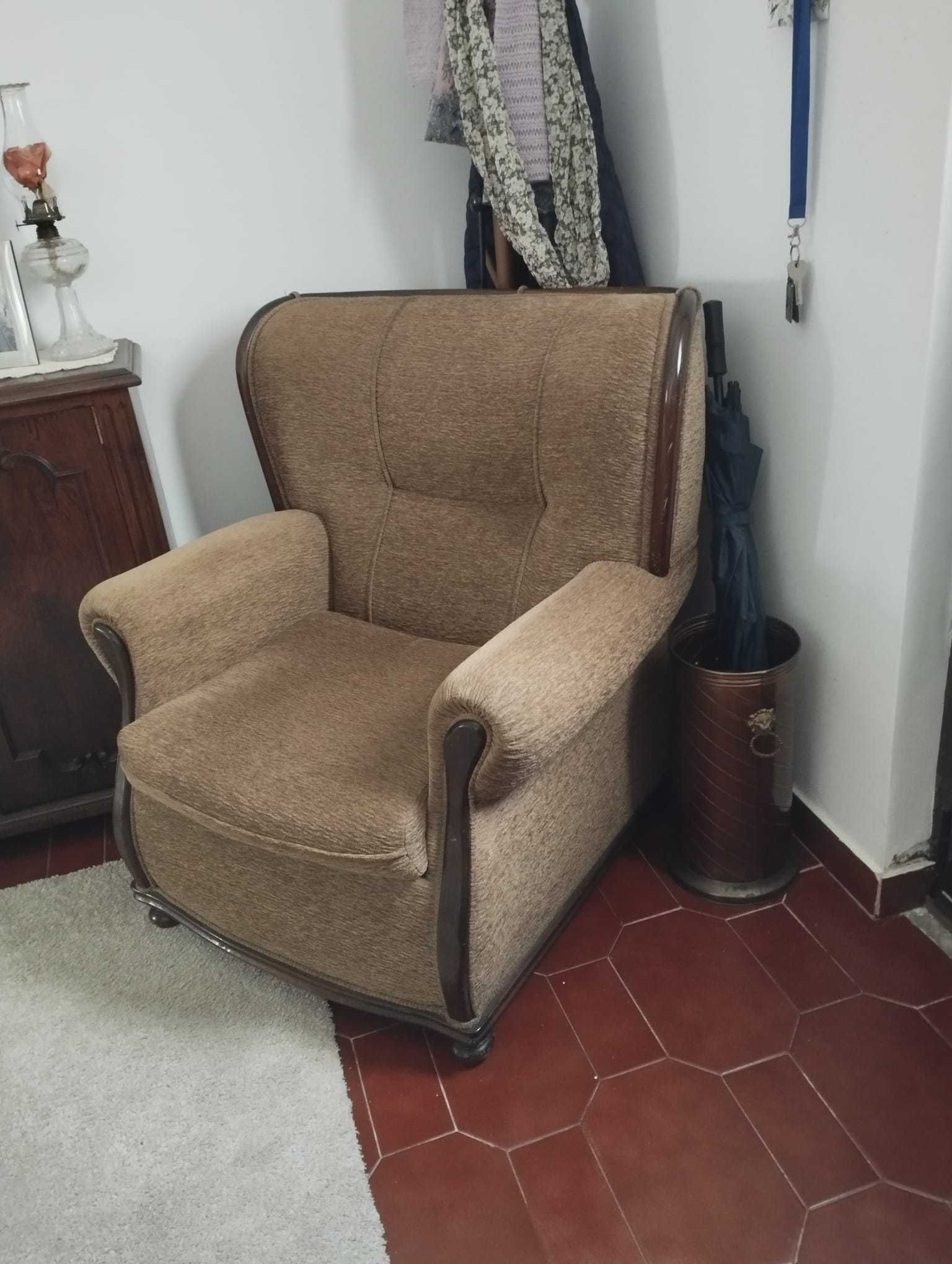 Sofá de três lugares com cama + duas poltronas individuais