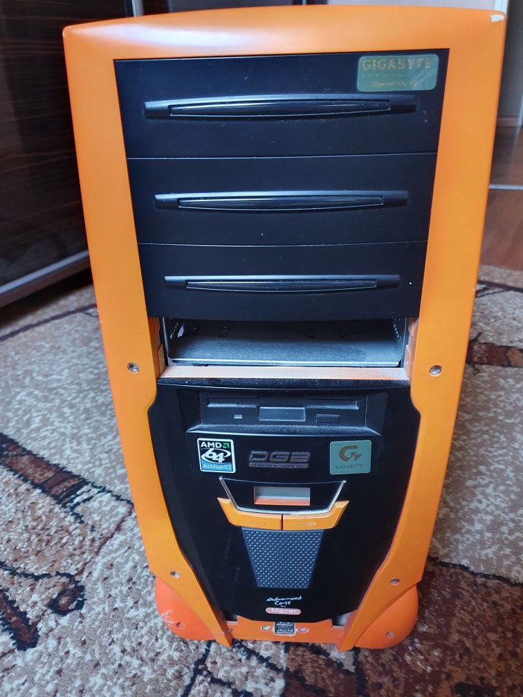 Komputer stacjonarny + monitor myszka klawiatura