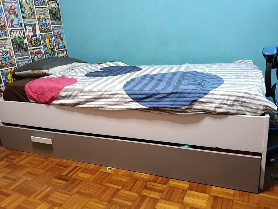 Cama com gavetao com estrado e colchão + prateleira de parede