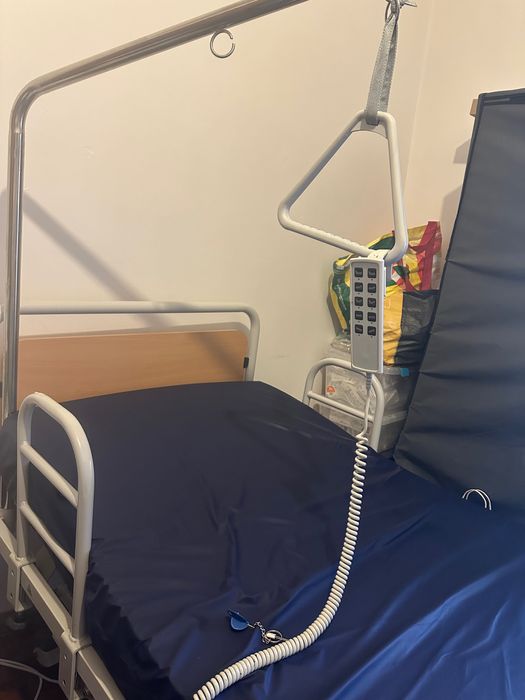 Cama hospitalar eléctrica com comando, 4 barras de proteção e pendural