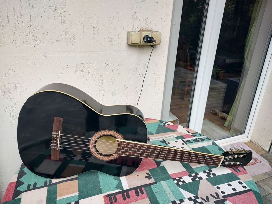 Almeria CG3904/4BK gitara klasyczna Dobre brzmienie Na początek :)