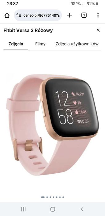 Zegarek Fitbit Versa 2 w kolorze różowego złota z różowym paskiem.