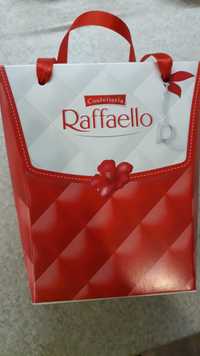 Цукерки Raffaello FERRERO з цілим мигдалем Сумочка 230 г