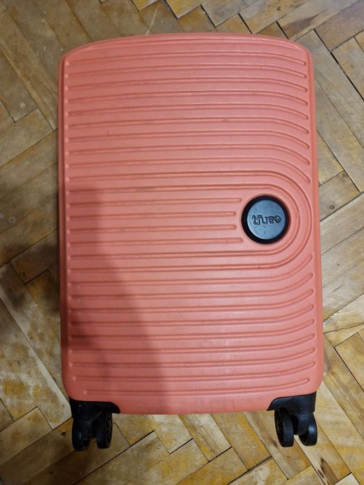 Валіза середнього розміру