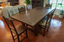 mesa de jantar e cadeiras em madeira dura