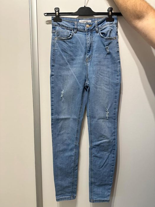 Niebieskie jeansy dżinsy skinny z przetarciami Reserved