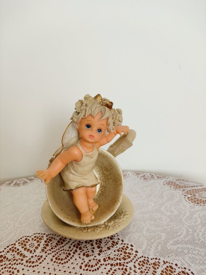 Figurka aniołek w filiżance kubku ozdoba do domu