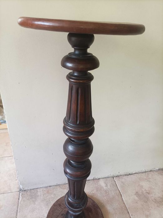 Drewniany stary kwietnik kolumna do renowacji