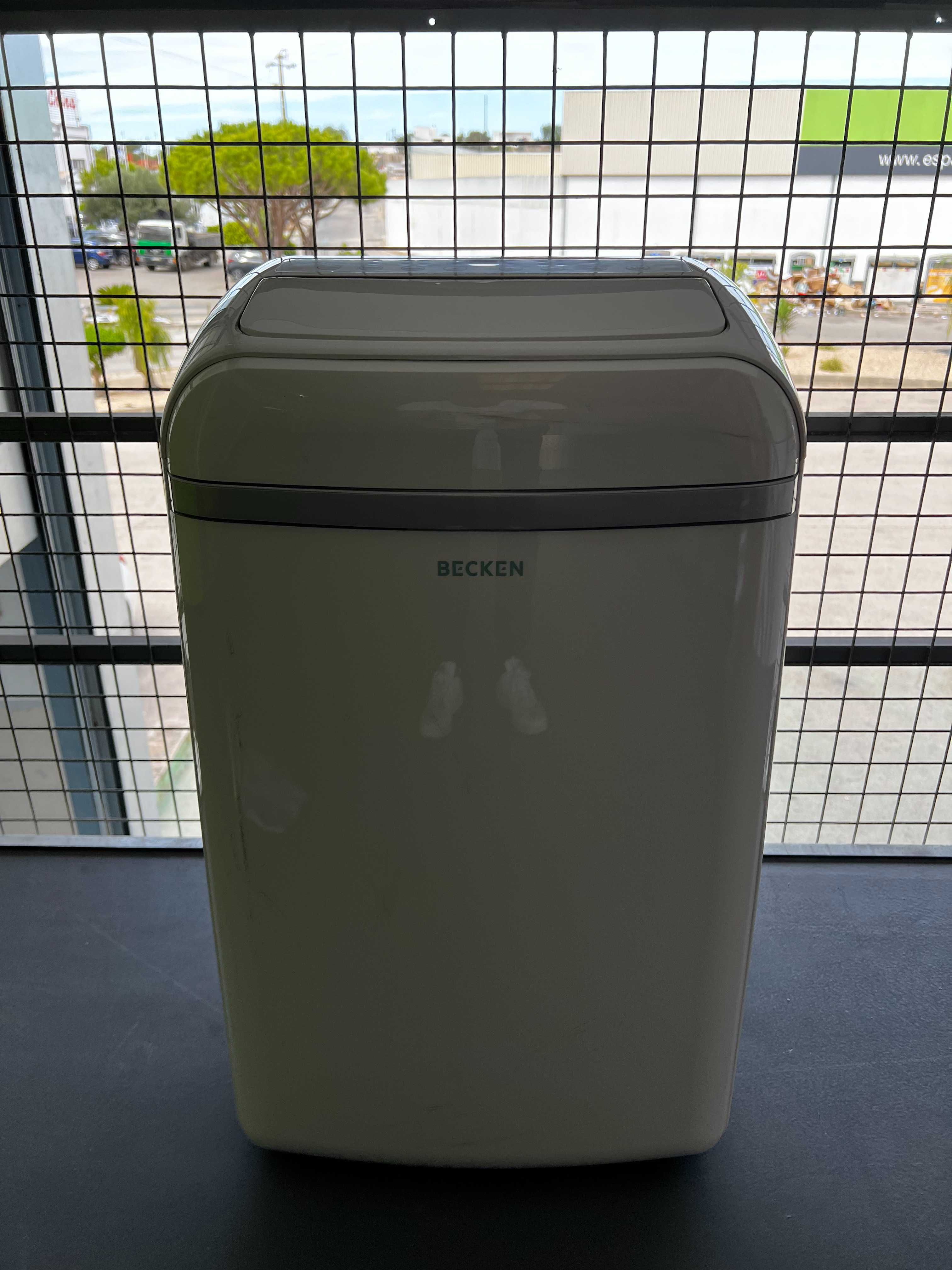 Ar Condicionado Portátil BECKEN BAC4255 (23 m² - 12000 BTU - Branco)