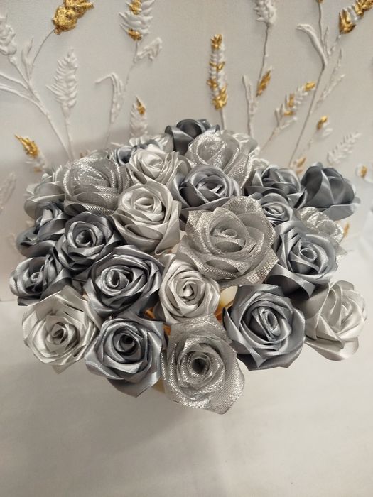 róże wykonane z satynowej wstążki