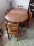 Mesa de jantar com 4 cadeiras.