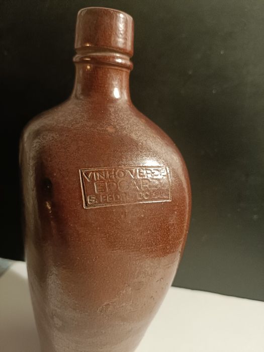 Garrafa antiga em grés