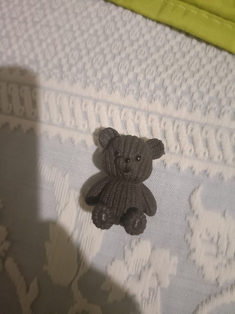 Urso pequeno de borracha cor preto ( Portes grátis)
