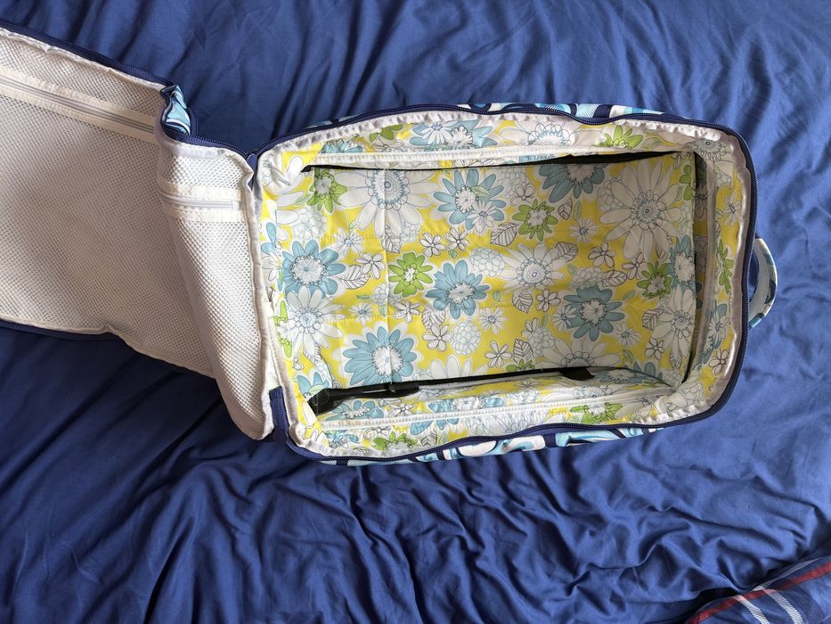 Walizka miękka na kółkach marki DAKINE niebieska w kwiaty hippie