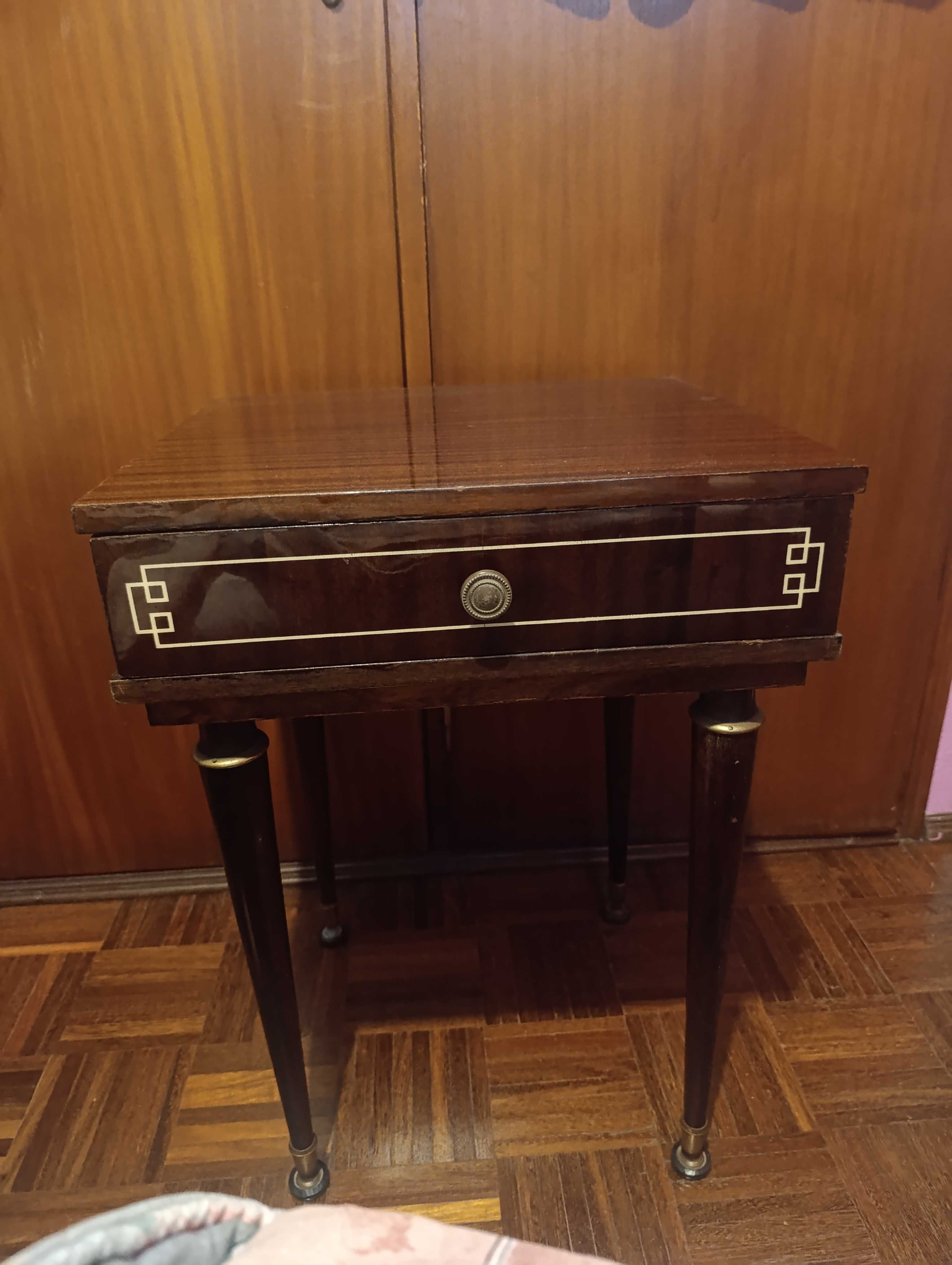 Mesa de cabeceira estilo antigo c/gaveta