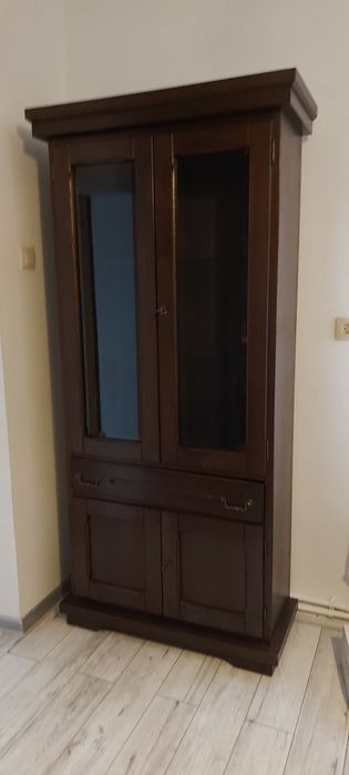 Kredens że szklanymi półkami ciemny brąz