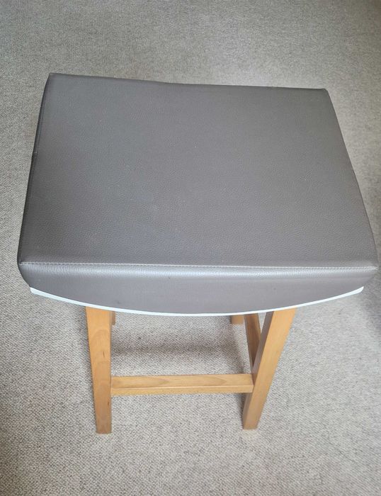 Hoker na bukowych nogach z siedziskiem ze skóry ekologicznej