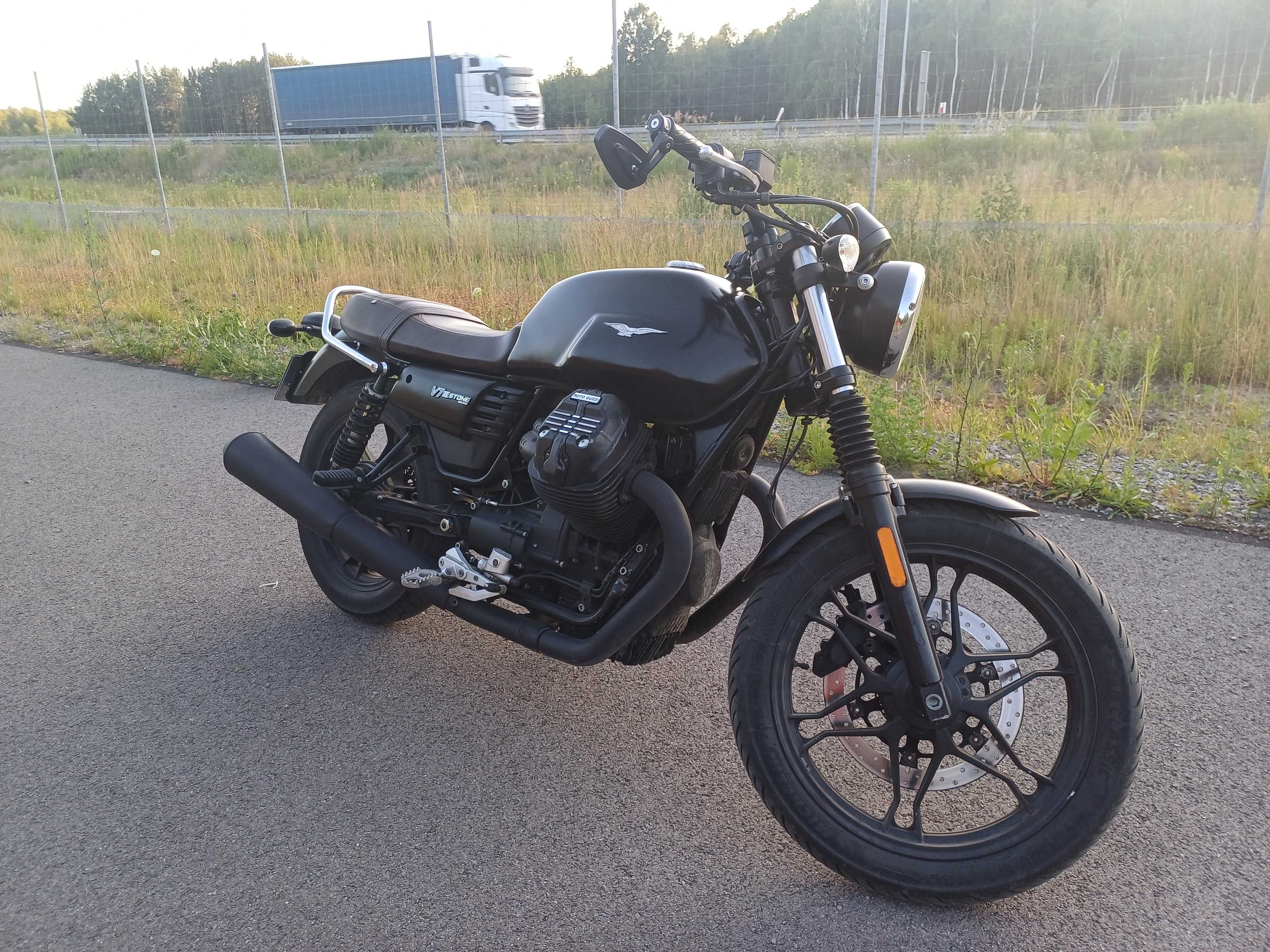 Moto Guzzi V7 Stone