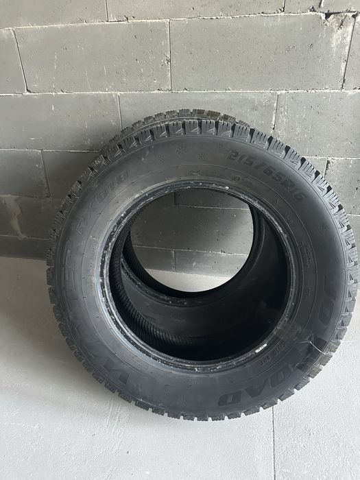 Продам зимову ризину 215/65 R16