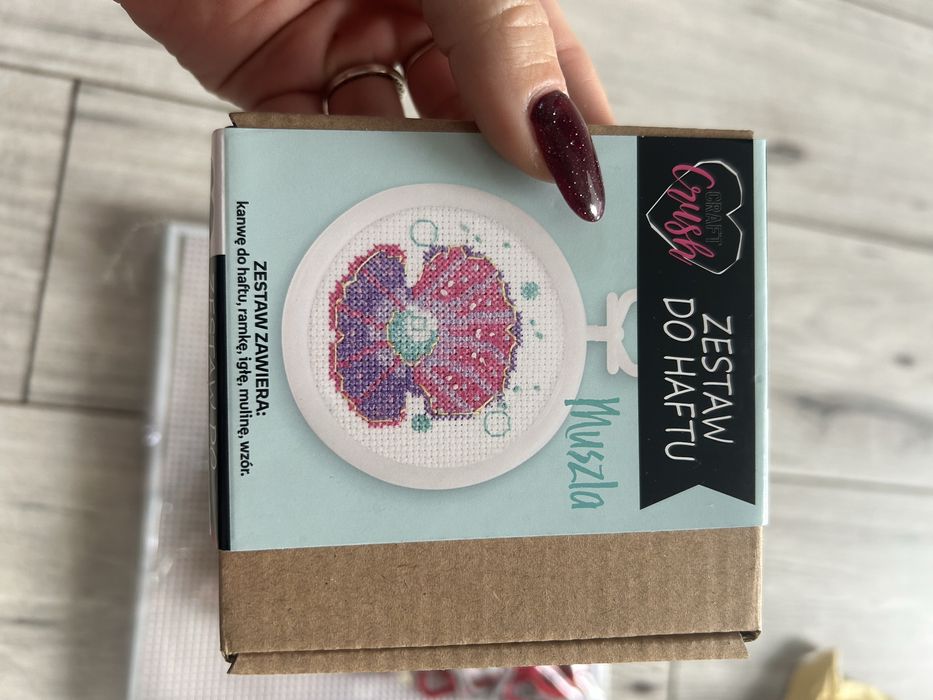 Dwa zestawy do haftowania nowe