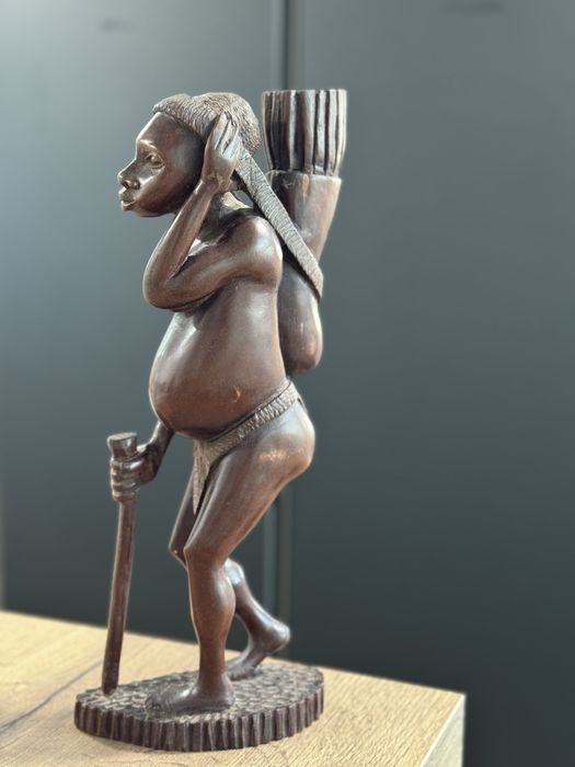 Escultura tradicional angolana em madeira
