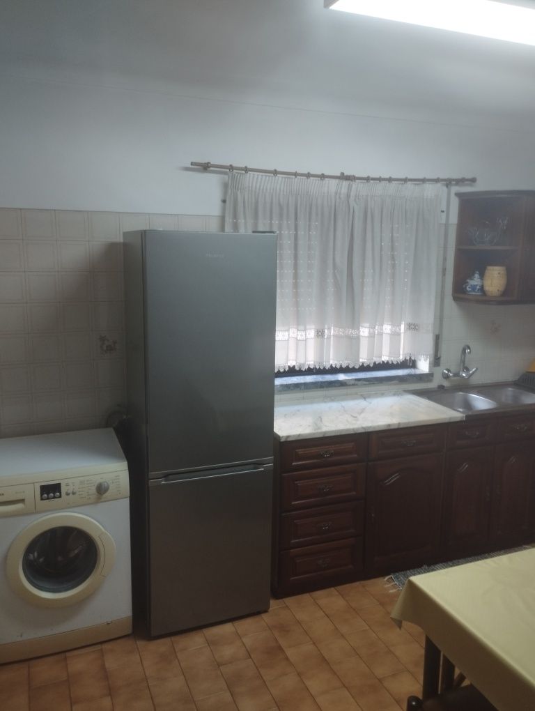 Quartos estudantes feminino junto macdonald