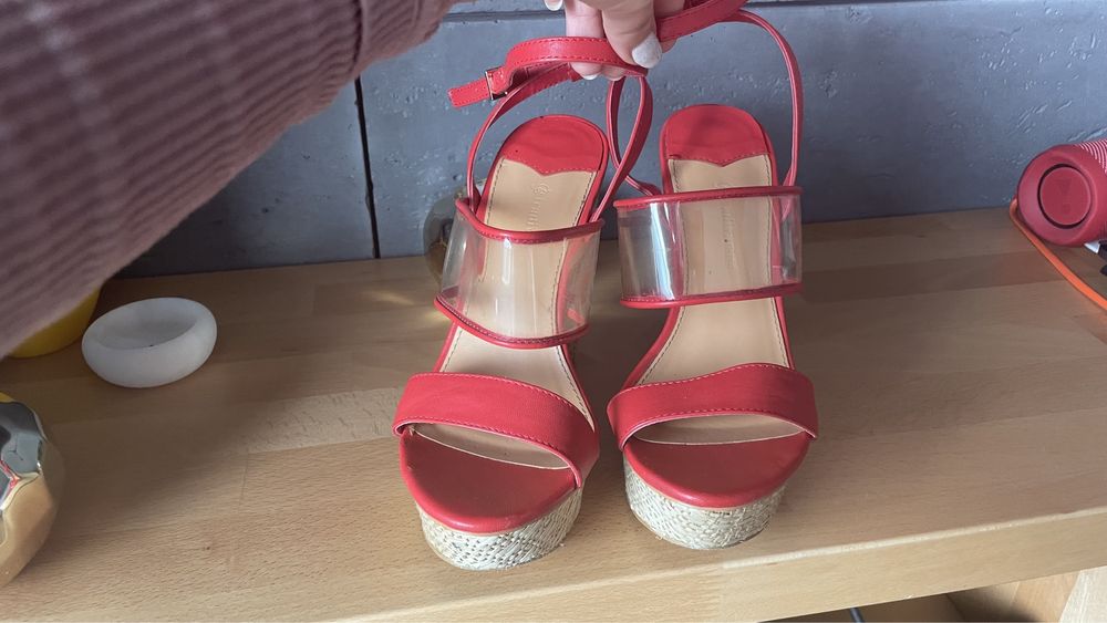 Sandałki na koturnie stradivarius 36