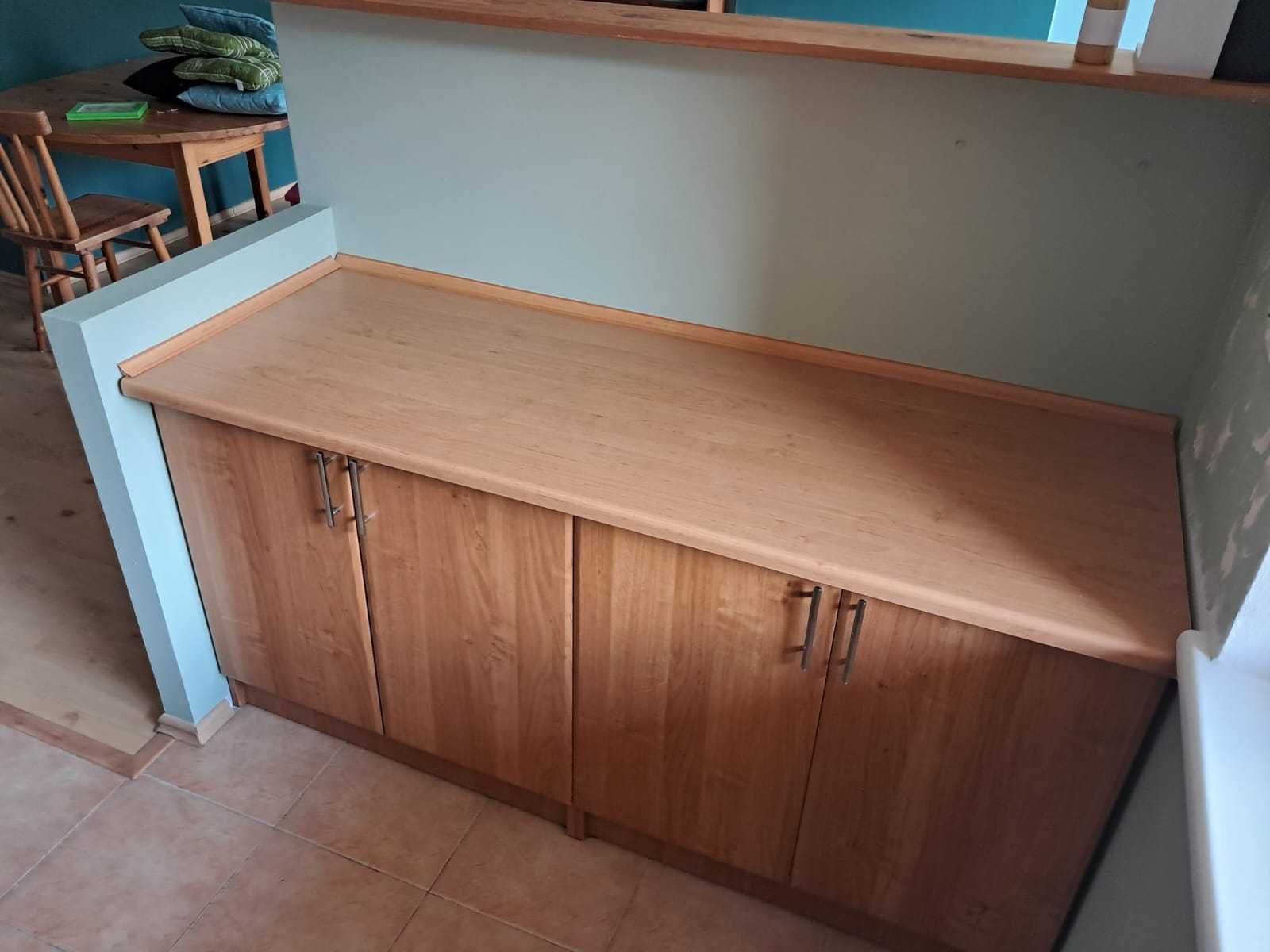 Kuchnia z piekarnikiem, kuchenką gazową, lodówką i zamrażarką