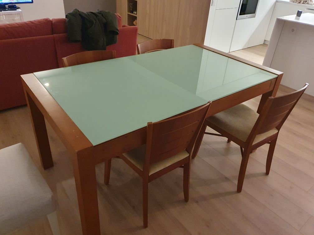 Mesa de jantar e 4 cadeiras