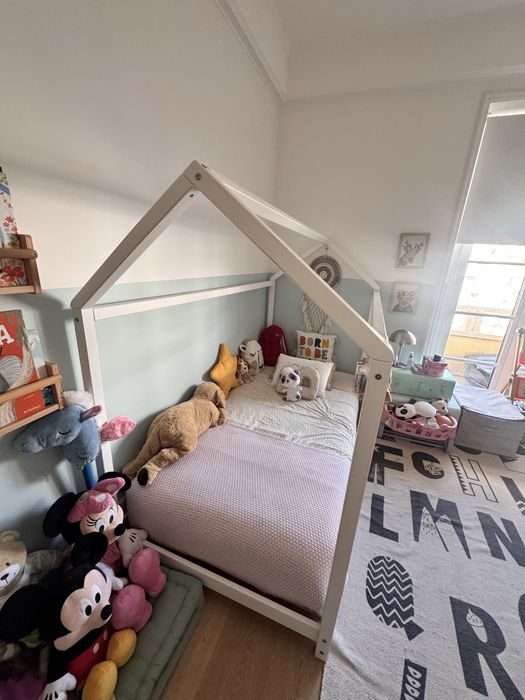Cama branca tipo casa Montessori