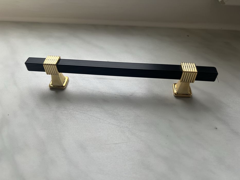 Ручки мебельні чорні з золотом