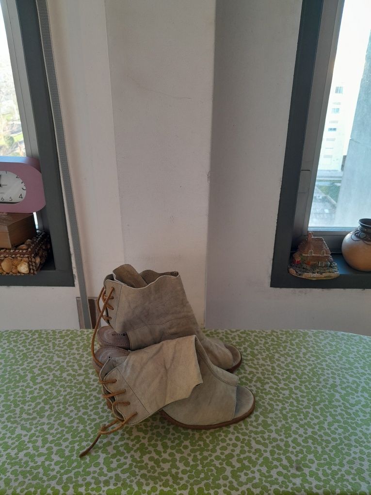 Vendo Sandálias de Senhora muito bonitas como novas