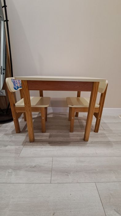Дитячий стіл та два стільці