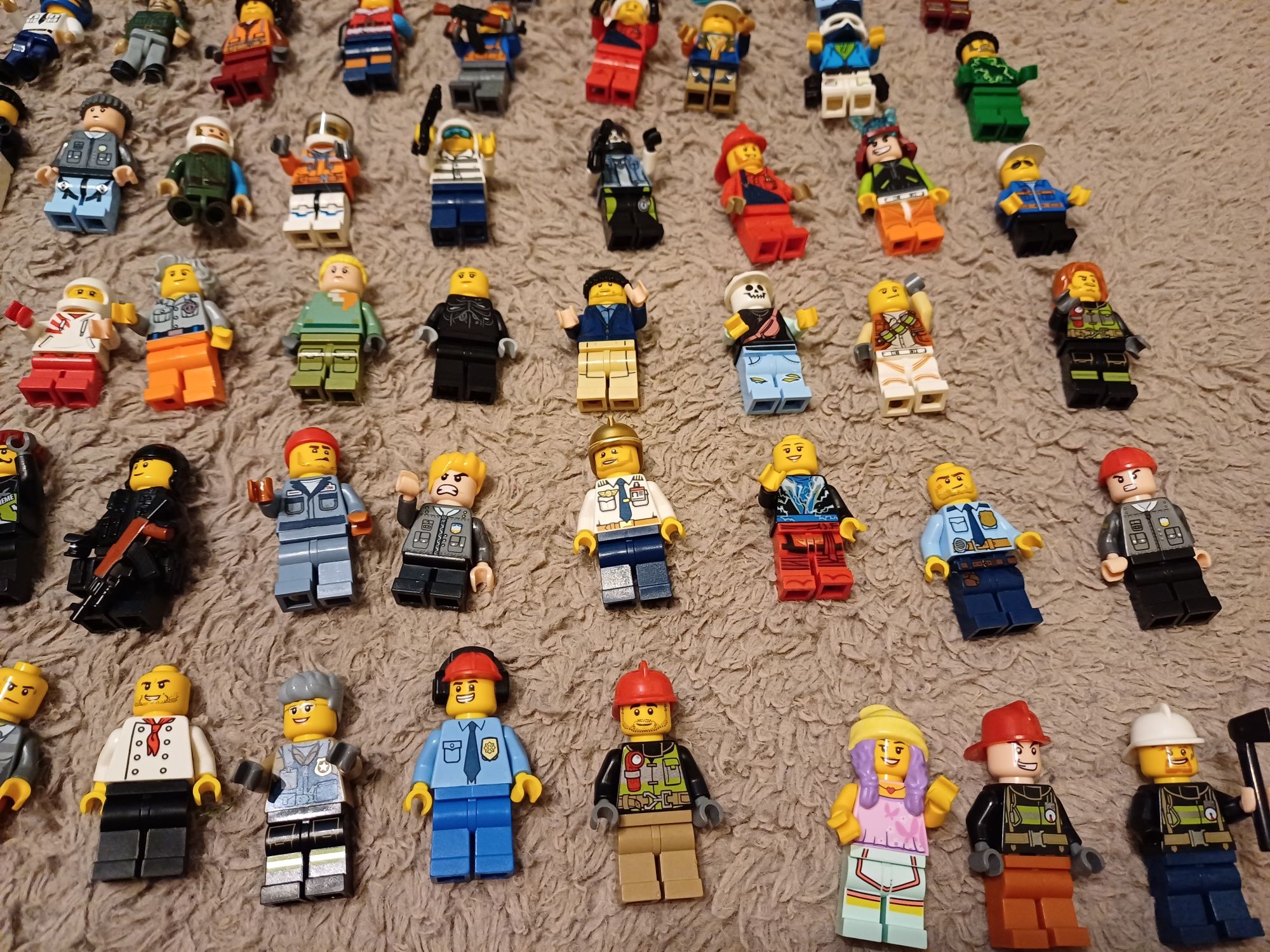 67 ludzików, głównie LEGO