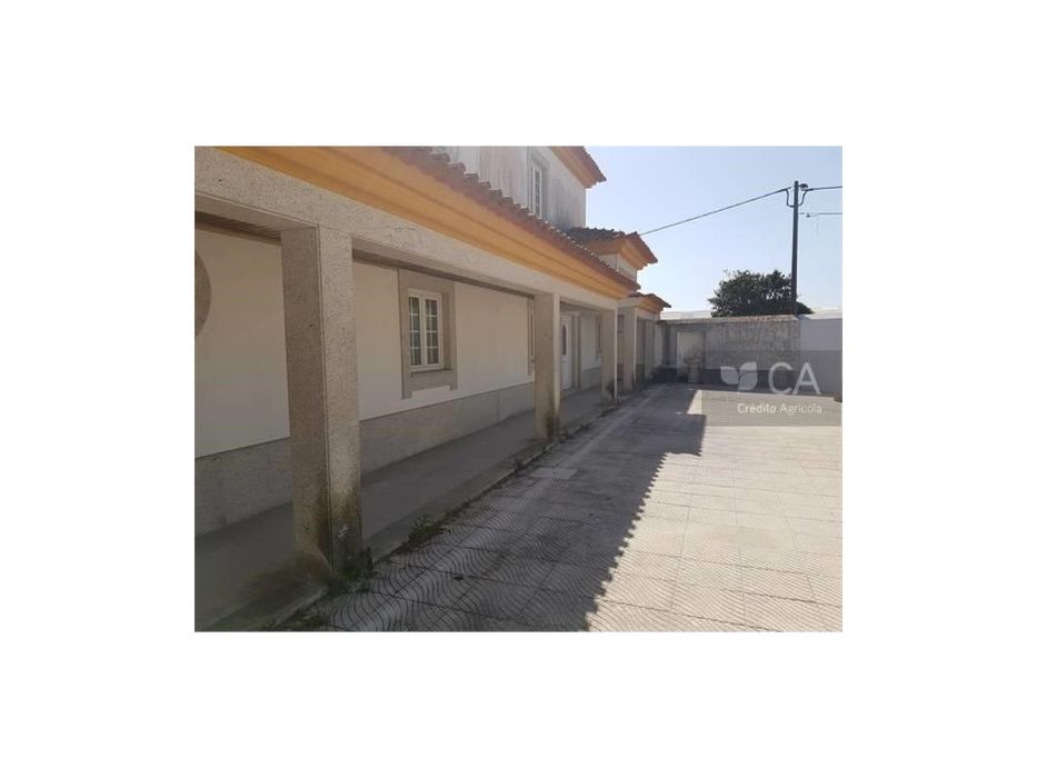 Moradia T5 restaurada com terraço e terreno