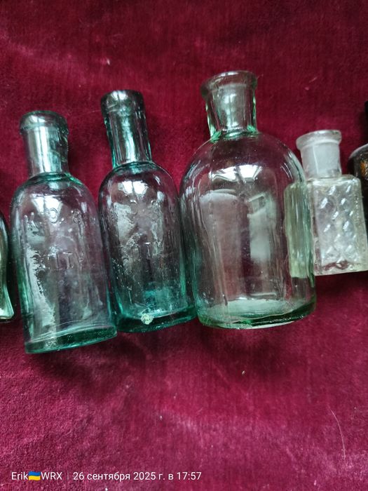 Комплект из девяти старинных бутылок ,маленьких бутылок.