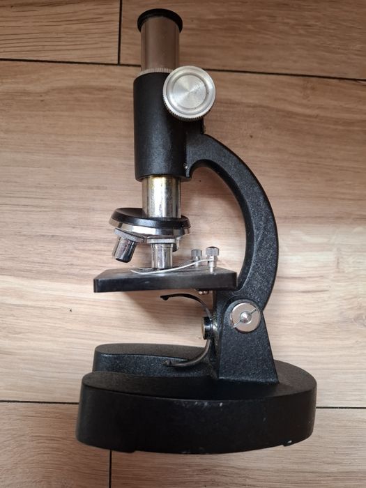 Mikroskop naukowy vintage uszkodzony