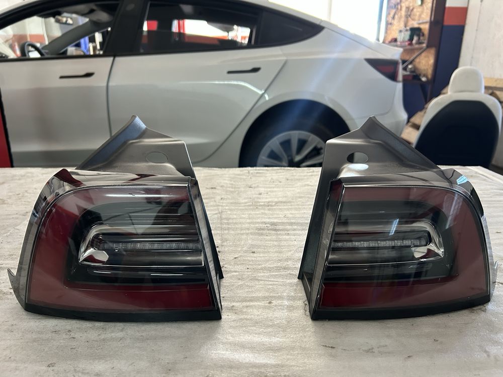 Tesla 3 задні ліхтарі