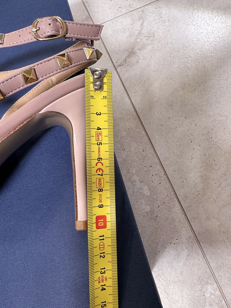 Buty Valentino 41 rozmiar beżowe z ćwiekami szpilki