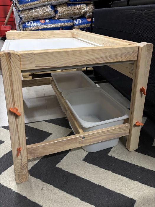 Regulowane biurko Ikea Flisat, krzesło obrotowe, dwa pudełka