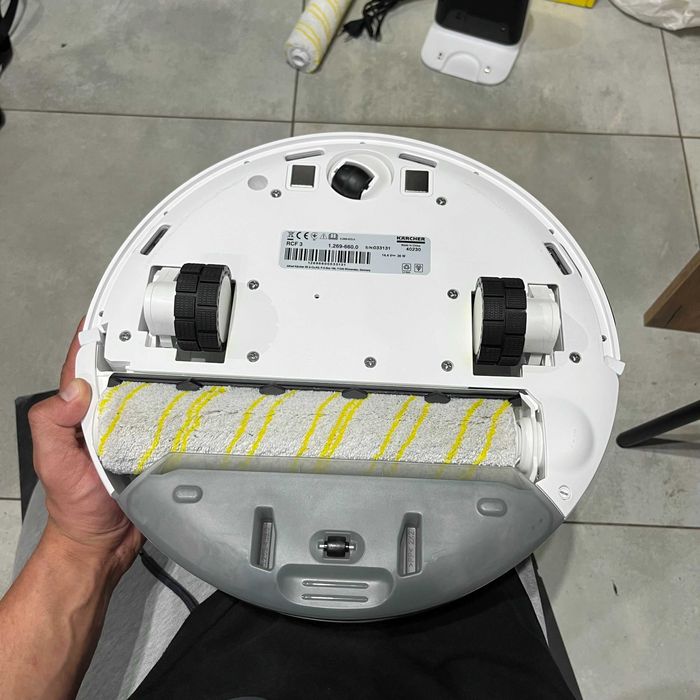 Robot sprzątający mopujący Karcher RCF 3 z kartonem – Zestaw
