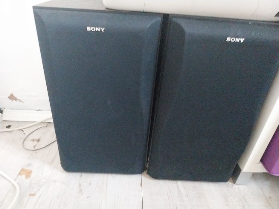 Radio e leitor de CD da marca Sony com 2 colunas