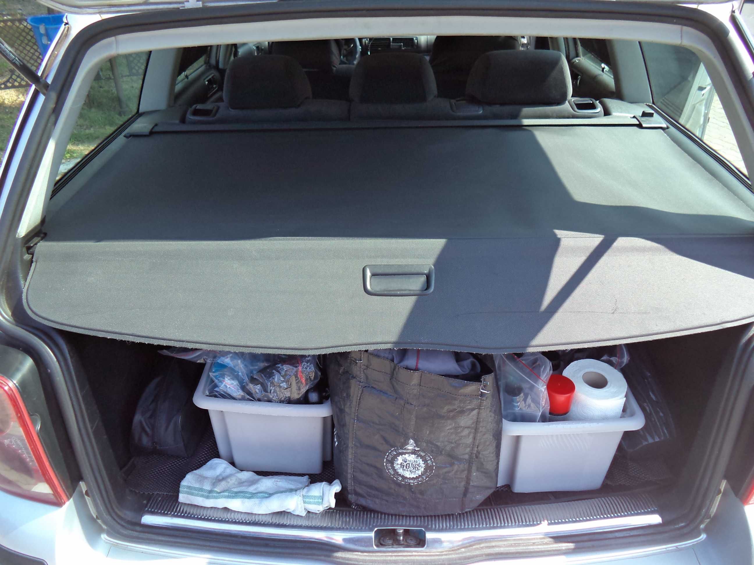 Roleta samochodowa do bagażnika VW B5 czarna