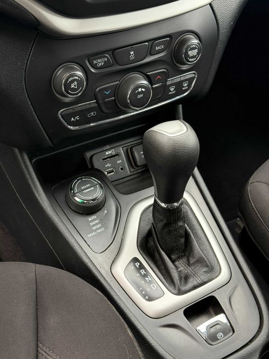 Продам Jeep Cherokee 4Х4 рік можлива розстрочка,кредит,обмін!